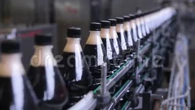 波普和苏打，碳酸饮料倒在瓶子上的新鲜饮料自动输送机。